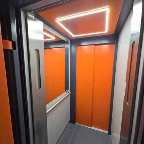 Oranžový osvětlený interiér výtahu