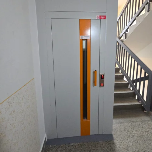 Exteriér světle šedého výtahu